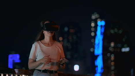 Junges-Mädchen-Simulierte-Virtual-Reality-Arbeit-In-Einer-Brille-In-Einer-Modernen-Großstadt-Bei-Nacht-Auf-Meinen-Laternen-Und-Einem-Wunderschönen-Bokeh-Von-Vorbeifahrenden-Autos-Und-Gebäuden